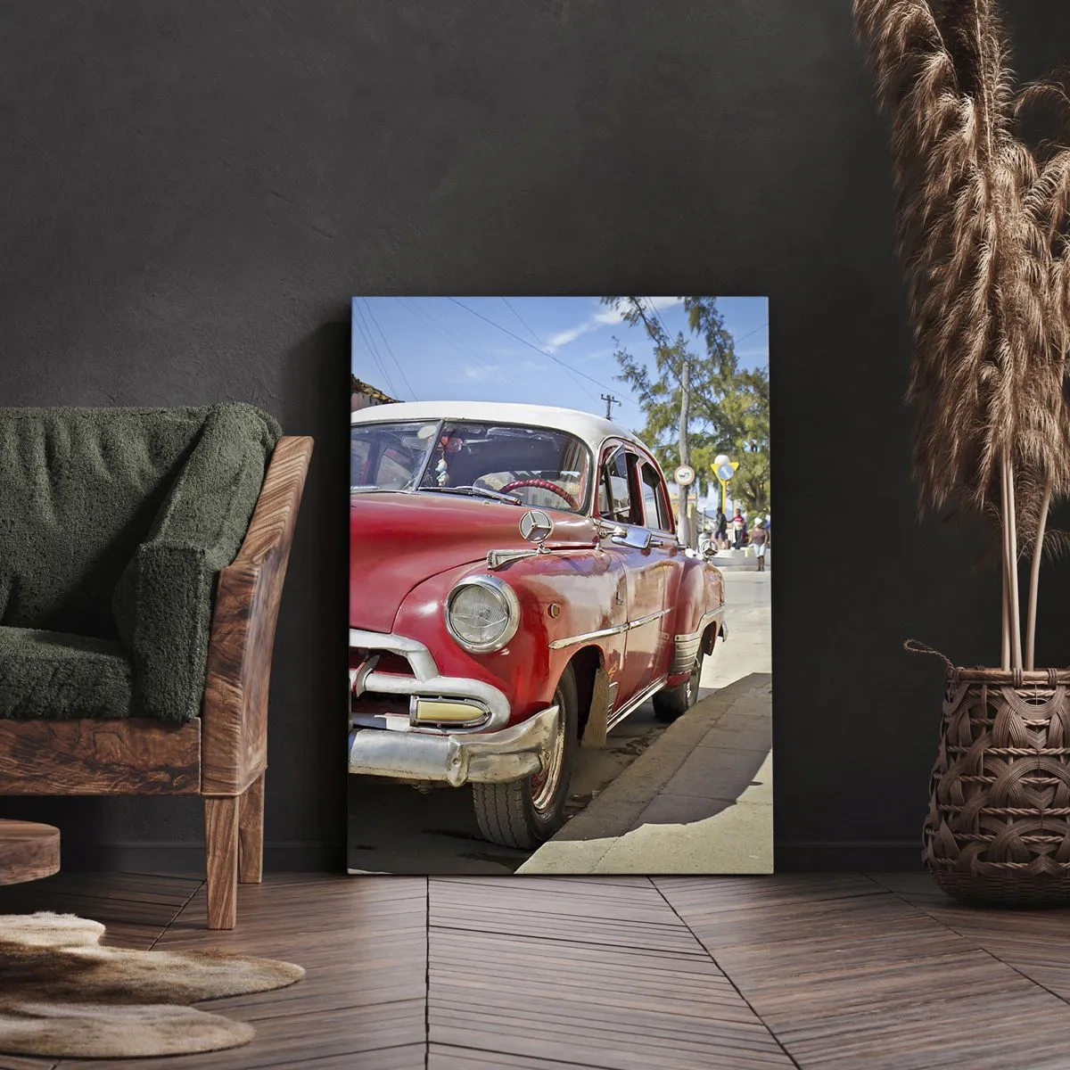 Bild auf Leinwand - Leinwandbild - Ein roter Oldtimer, der an einem sonnigen Tag auf der Straße geparkt ist - 80x120cm - Nur in Kuba - Moderne Wanddekoration für Wohnzimmer und Schlafzimmer ARTTOR