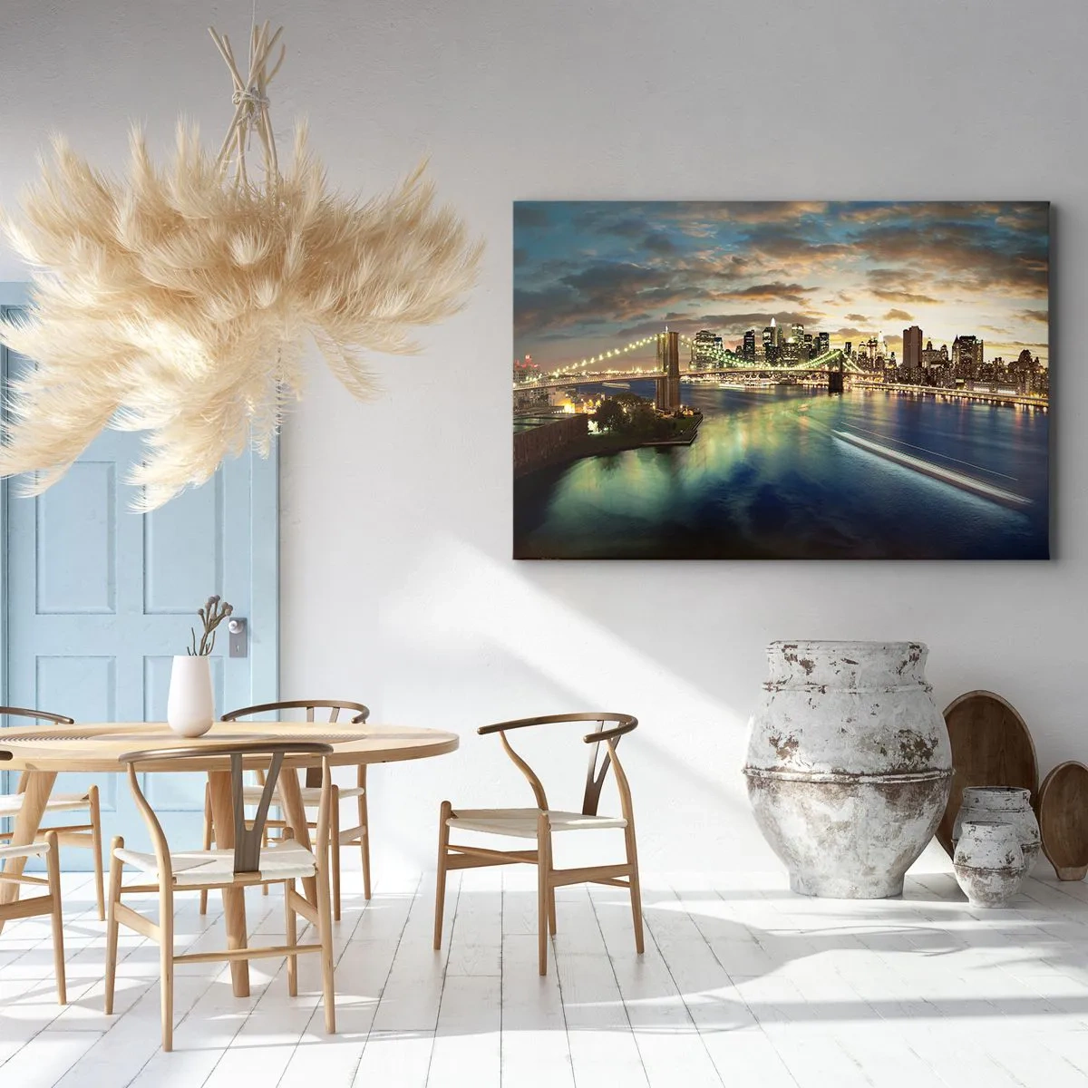 Bild auf Leinwand - Leinwandbild - Eine beleuchtete Brücke mit der Stadt im Hintergrund, deren Lichter sich im Wasser spiegeln. - 70x50cm - Ein heller Abend über Manhattan - Moderne Wanddekoration für Wohnzimmer und Schlafzimmer ARTTOR