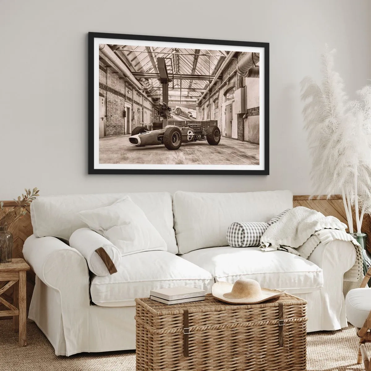 Poster in einem schwarzem Rahmen - Schwarz-weißer Rennwagen in einem industriellen Interieur - 70x50cm - Die Siegerruhe - Moderne Wanddekoration für Wohnzimmer und Schlafzimmer ARTTOR