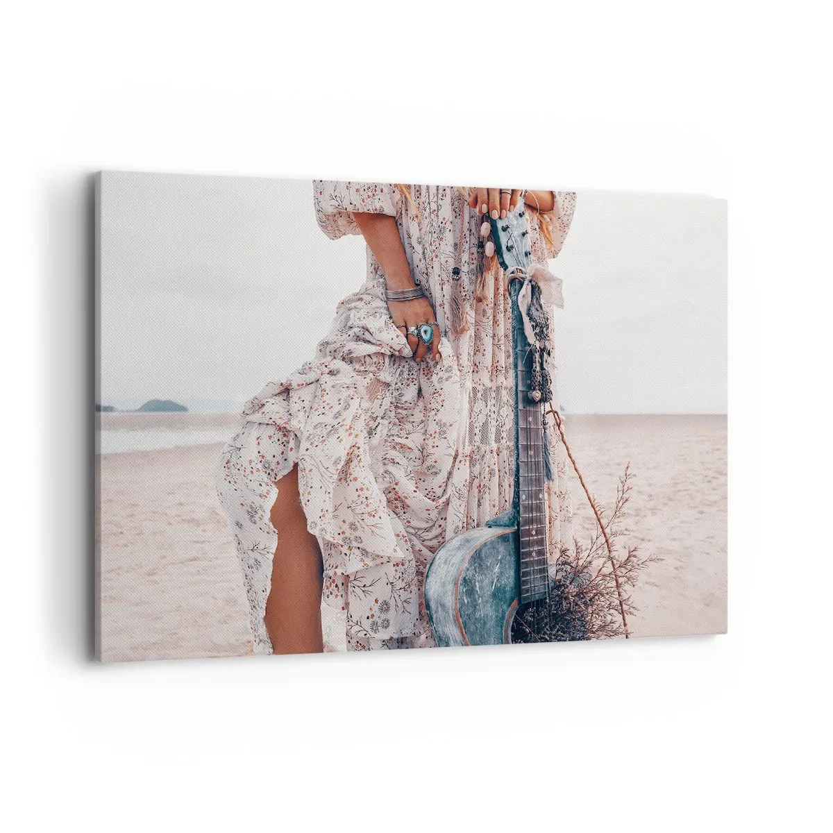 Bild auf Leinwand - Leinwandbild - Frau im Boho-Stil mit Gitarre am Strand - 100x70cm - Kinderblumen auf dem Weg - Moderne Wanddekoration für Wohnzimmer und Schlafzimmer ARTTOR