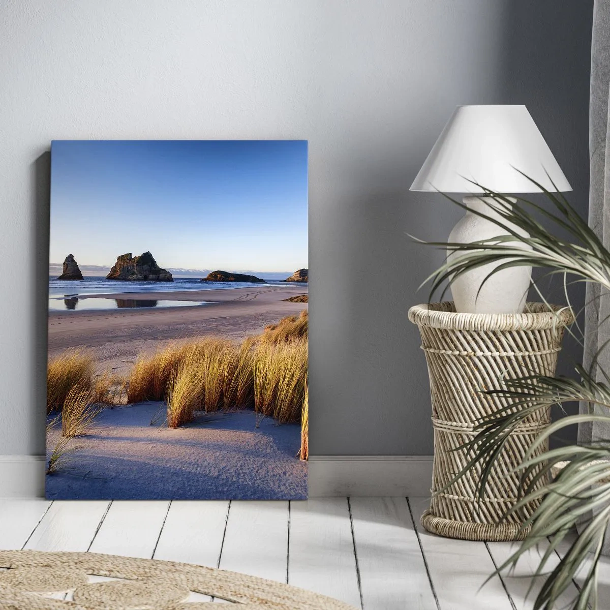 Bild auf Leinwand - Leinwandbild - Ein malerischer Strand mit Blick auf die Felsen und das Meer bei Sonnenuntergang - 70x100cm - Für Friedenssuchende - Moderne Wanddekoration für Wohnzimmer und Schlafzimmer ARTTOR