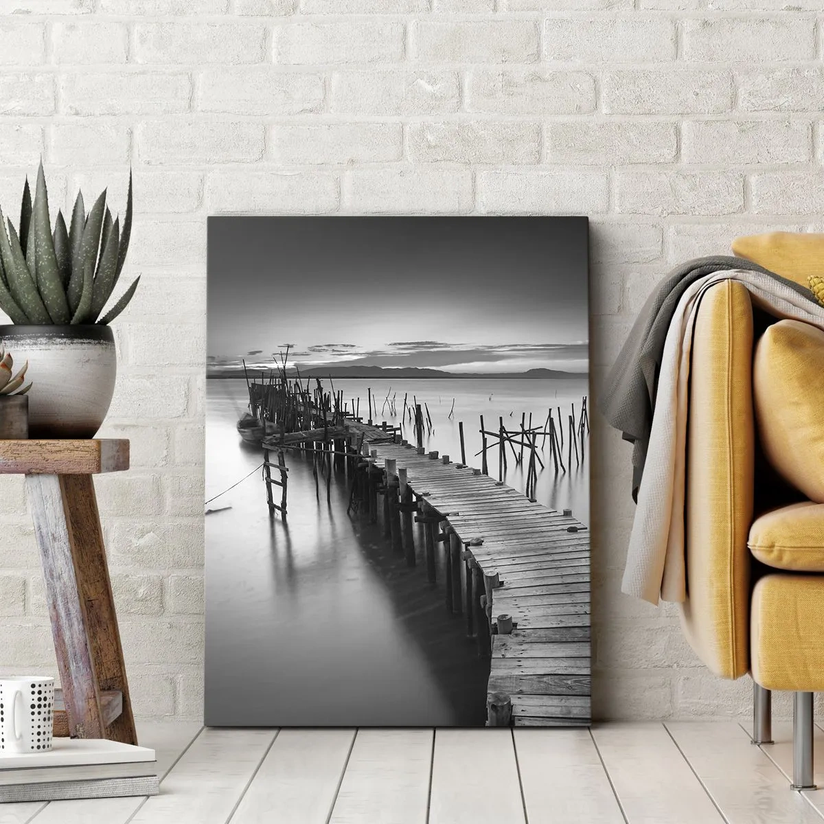 Bild auf Leinwand - Leinwandbild - Ein Holzsteg an einem ruhigen See in Grautönen - 50x70cm - Der Frieden eines vergessenen Ufers - Moderne Wanddekoration für Wohnzimmer und Schlafzimmer ARTTOR