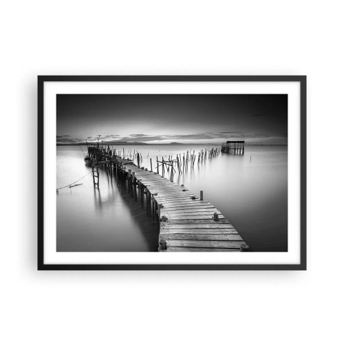 Poster in einem schwarzem Rahmen - Ein Holzsteg an einem ruhigen See in Grautönen - 70x50cm - Der Frieden eines vergessenen Ufers - Moderne Wanddekoration für Wohnzimmer und Schlafzimmer ARTTOR