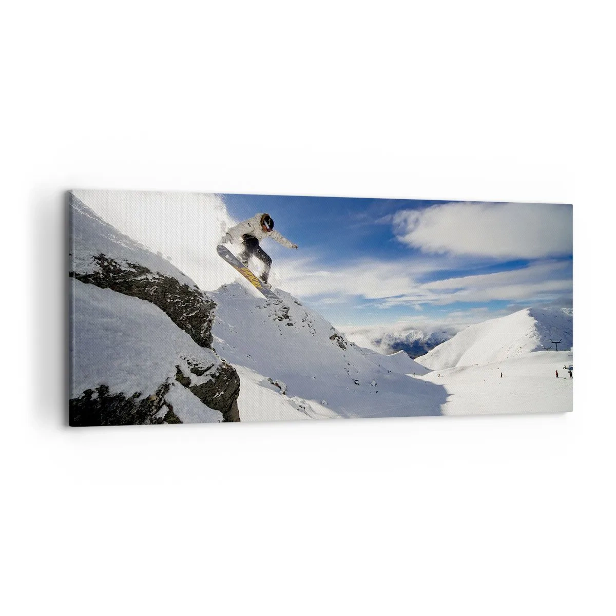 Bild auf Leinwand - Leinwandbild - Ein Snowboarder springt von einer Klippe mit schneebedeckten Bergen im Hintergrund. - 120x50cm - Freiheit ohne Grenzen - Moderne Wanddekoration für Wohnzimmer und Schlafzimmer ARTTOR