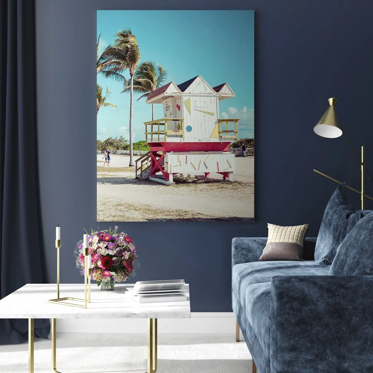 Glasbild - Bild auf glas - Ein Strand mit Palmen und einem Rettungsschwimmerturm an einem sonnigen Tag - 50x70cm - Dir steht ein schöner Tag bevor - Moderne Wanddekoration für Wohnzimmer und Schlafzimmer ARTTOR