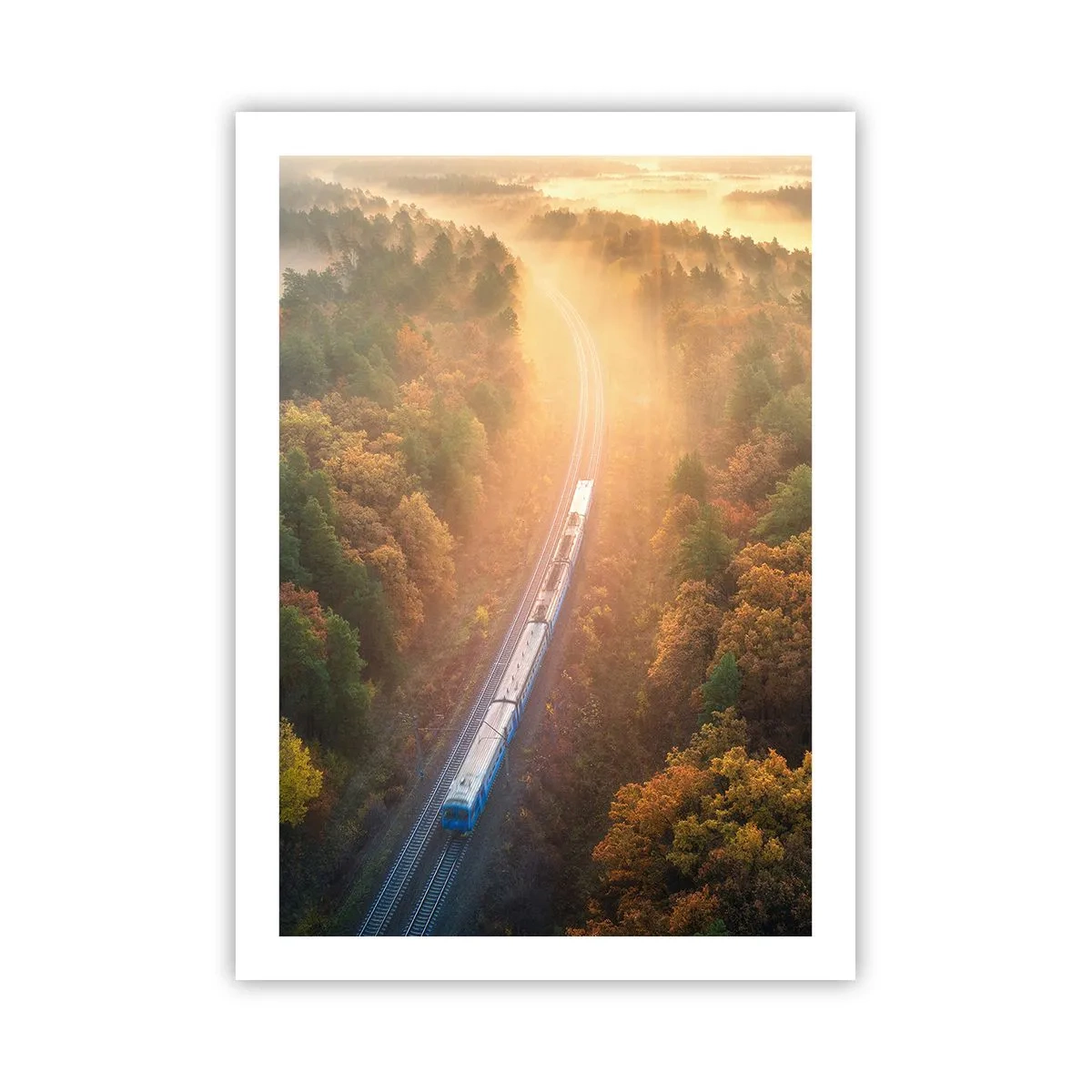 Poster - Ein Zug, der in den Strahlen der aufgehenden Sonne durch einen herbstlichen Wald fährt - 50x70cm - Herbstreise - Moderne Wanddekoration für Wohnzimmer und Schlafzimmer ARTTOR