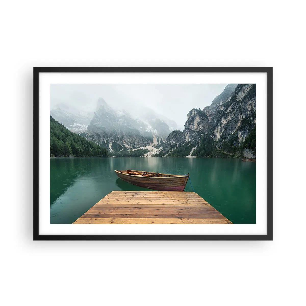 Poster in einem schwarzem Rahmen - Ein Holzboot an einem Pier auf einem von Bergen umgebenen See - 70x50cm - Und die stolzen Felsen der Stirn - Moderne Wanddekoration für Wohnzimmer und Schlafzimmer ARTTOR