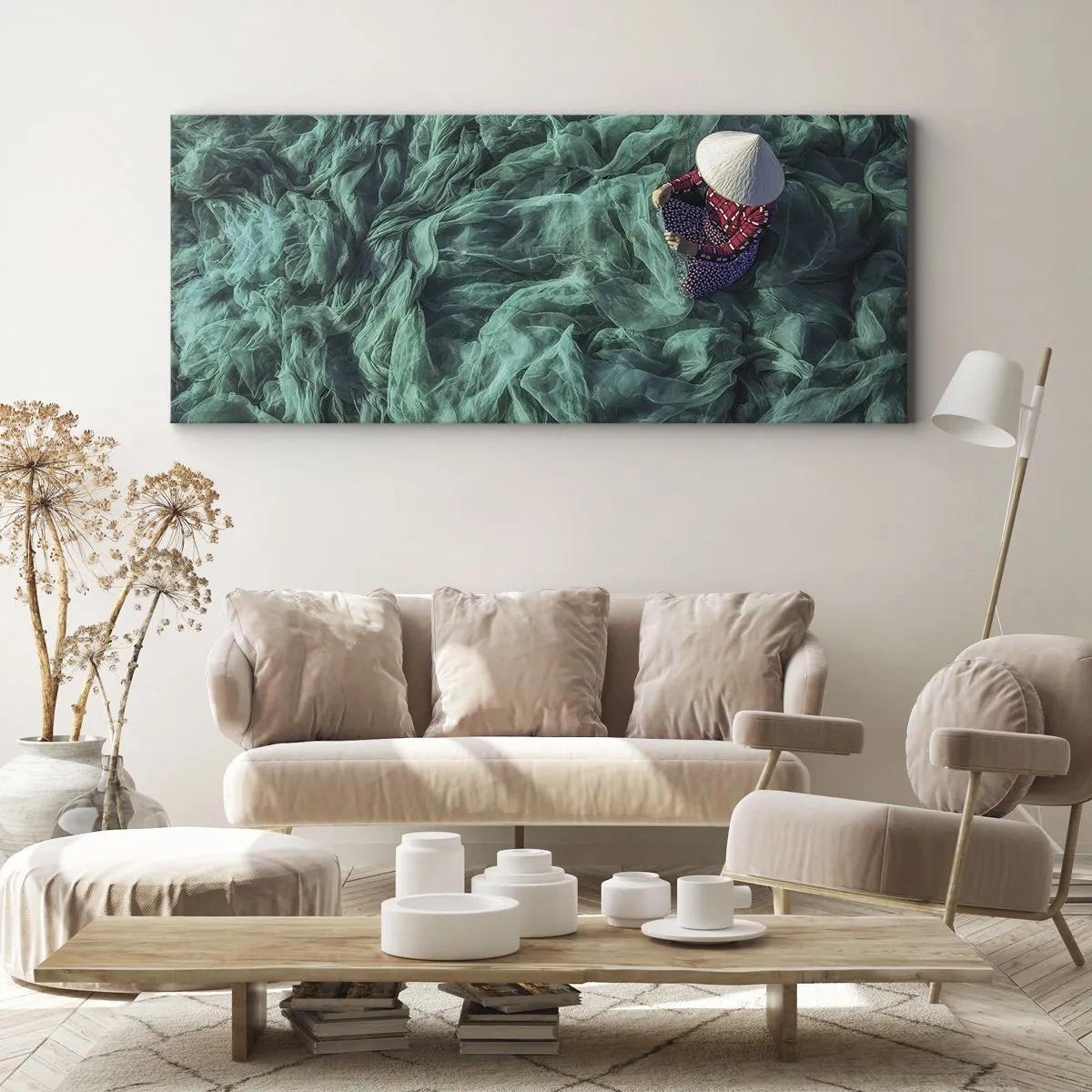 Bild auf Leinwand - Leinwandbild - Eine Person mit Hut zwischen grünen Fischernetzen - 120x50cm - In einem Meer aus Netzen - Moderne Wanddekoration für Wohnzimmer und Schlafzimmer ARTTOR