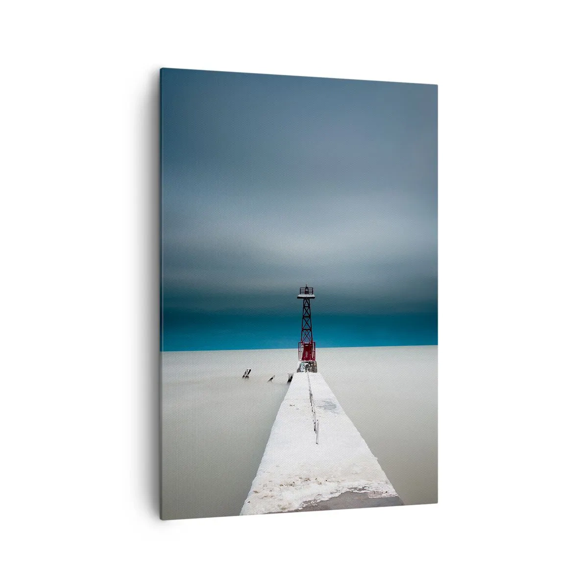 Bild auf Leinwand - Leinwandbild - Ein Leuchtturm am Ende eines Betonpfeilers in einer kargen Landschaft - 70x100cm - Um der Weite zu begegnen - Moderne Wanddekoration für Wohnzimmer und Schlafzimmer ARTTOR
