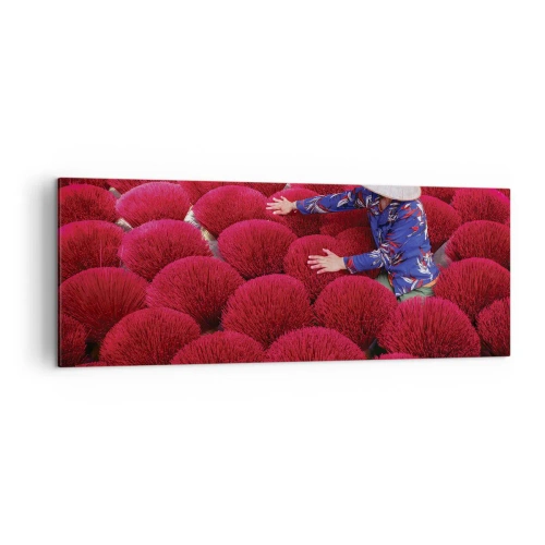 Bild auf Leinwand - Leinwandbild - Eine Frau mit traditionellem Hut zwischen roten Räucherstäbchen - 140x50cm - Im Reisfeld - Moderne Wanddekoration für Wohnzimmer und Schlafzimmer ARTTOR