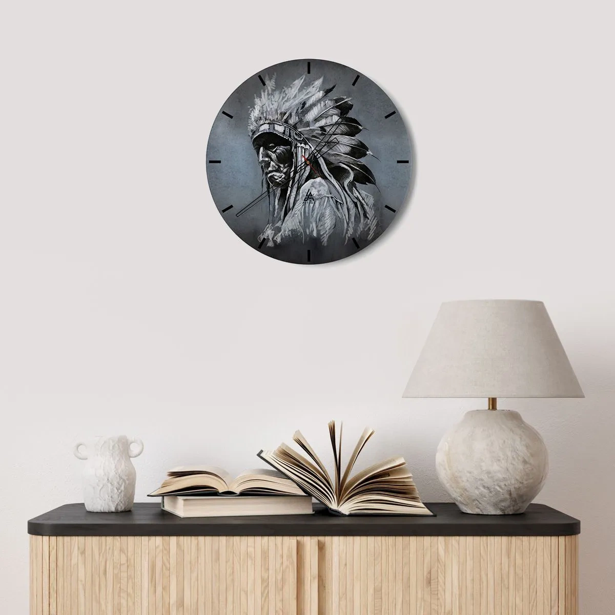 Wanduhr - Glasuhr - Porträt eines Kriegers mit Federschmuck vor grauem Hintergrund - 30x30cm - Zurück zu den Wurzeln - Moderne Wanddekoration für Wohnzimmer, Küche und Schlafzimmer ARTTOR