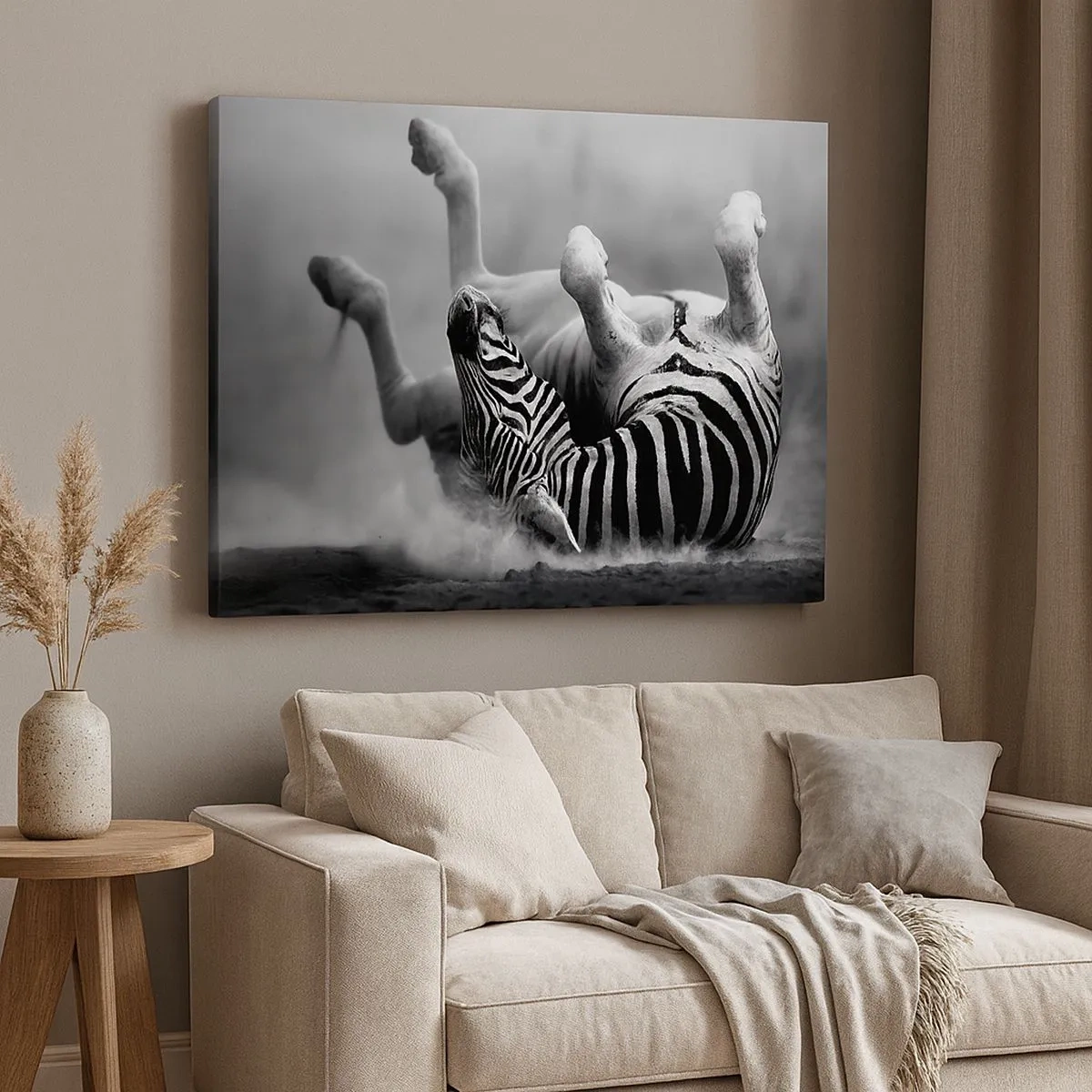 Bild auf Leinwand - Leinwandbild - Ein schwarz-weißes Zebra rollt im Sand - 70x50cm - Nicht nur das Pferd würde lachen - Moderne Wanddekoration für Wohnzimmer und Schlafzimmer ARTTOR