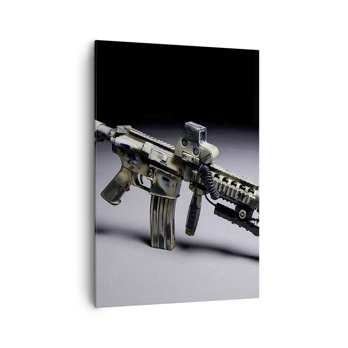 Bild auf Leinwand - Leinwandbild - Moderne Waffe in Tarnfarbe auf dunklem Hintergrund - 70x100cm - Immer bedrohlich - Moderne Wanddekoration für Wohnzimmer und Schlafzimmer ARTTOR
