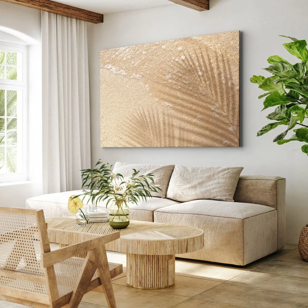 Bild auf Leinwand - Leinwandbild - Der Schatten einer Palme auf dem Sand mit einem zarten Wellenmuster - 100x70cm - Der Schatten eines heißen Sommers - Moderne Wanddekoration für Wohnzimmer und Schlafzimmer ARTTOR