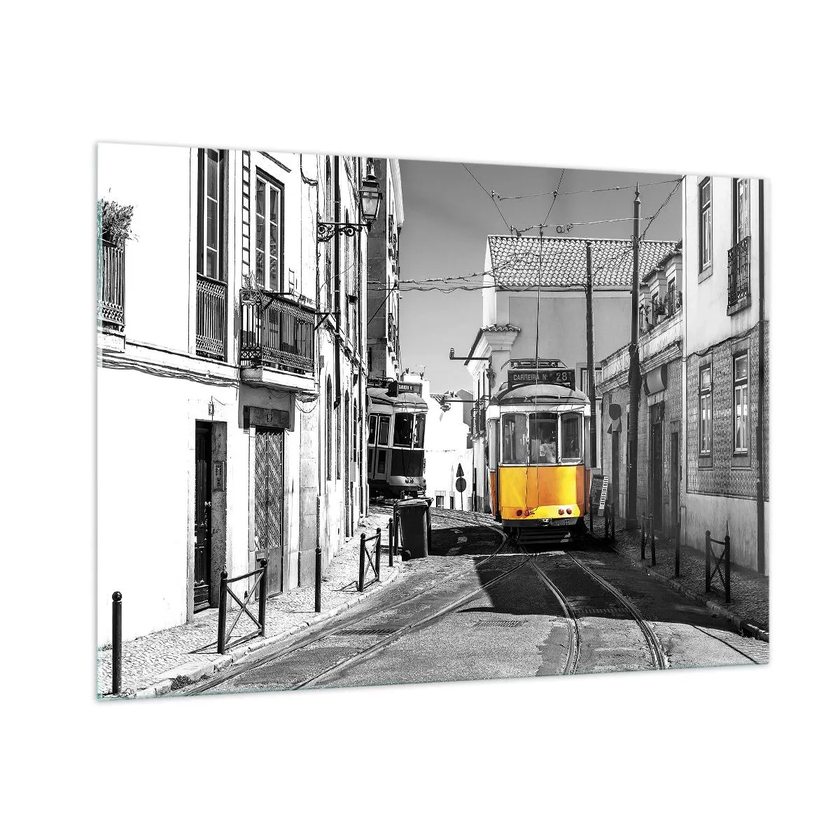 Glasbild - Bild auf glas - Eine gelbe Straßenbahn auf einer schwarz-weißen Straße in einer europäischen Stadt. - 100x70cm - Der Geist von Lissabon - Moderne Wanddekoration für Wohnzimmer und Schlafzimmer ARTTOR