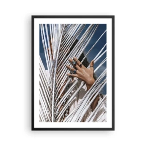 Poster in einem schwarzem Rahmen - Eine Hand mit Ringen hinter Palmblättern - 50x70cm - Das Mädchen des Schamanen? - Moderne Wanddekoration für Wohnzimmer und Schlafzimmer ARTTOR
