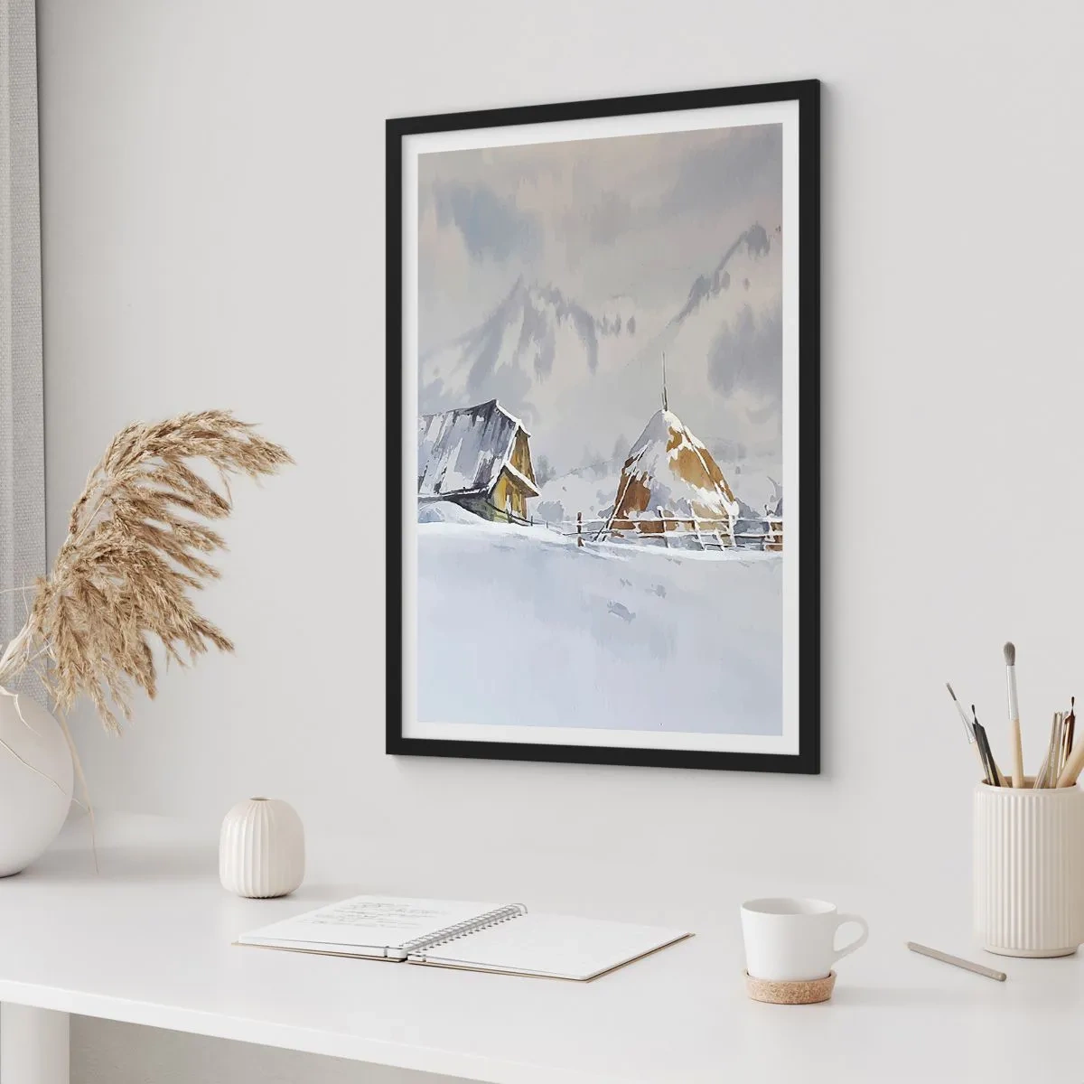 Poster in einem schwarzem Rahmen - Winterlandschaft mit Hütte und Heuhaufen in den Bergen - 50x70cm - In einem verschneiten Talkessel - Moderne Wanddekoration für Wohnzimmer und Schlafzimmer ARTTOR