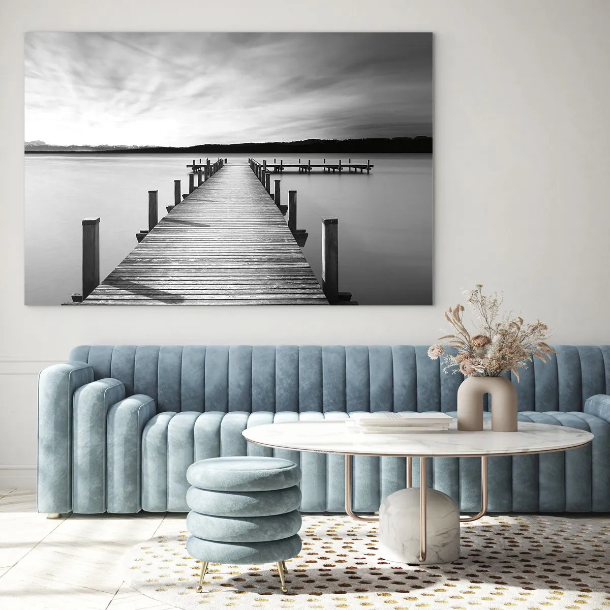 Glasbild - Bild auf glas - Ein Holzsteg führt in die Ferne über einen ruhigen See - 70x50cm - An der Wasserstelle - Ruhe - Moderne Wanddekoration für Wohnzimmer und Schlafzimmer ARTTOR