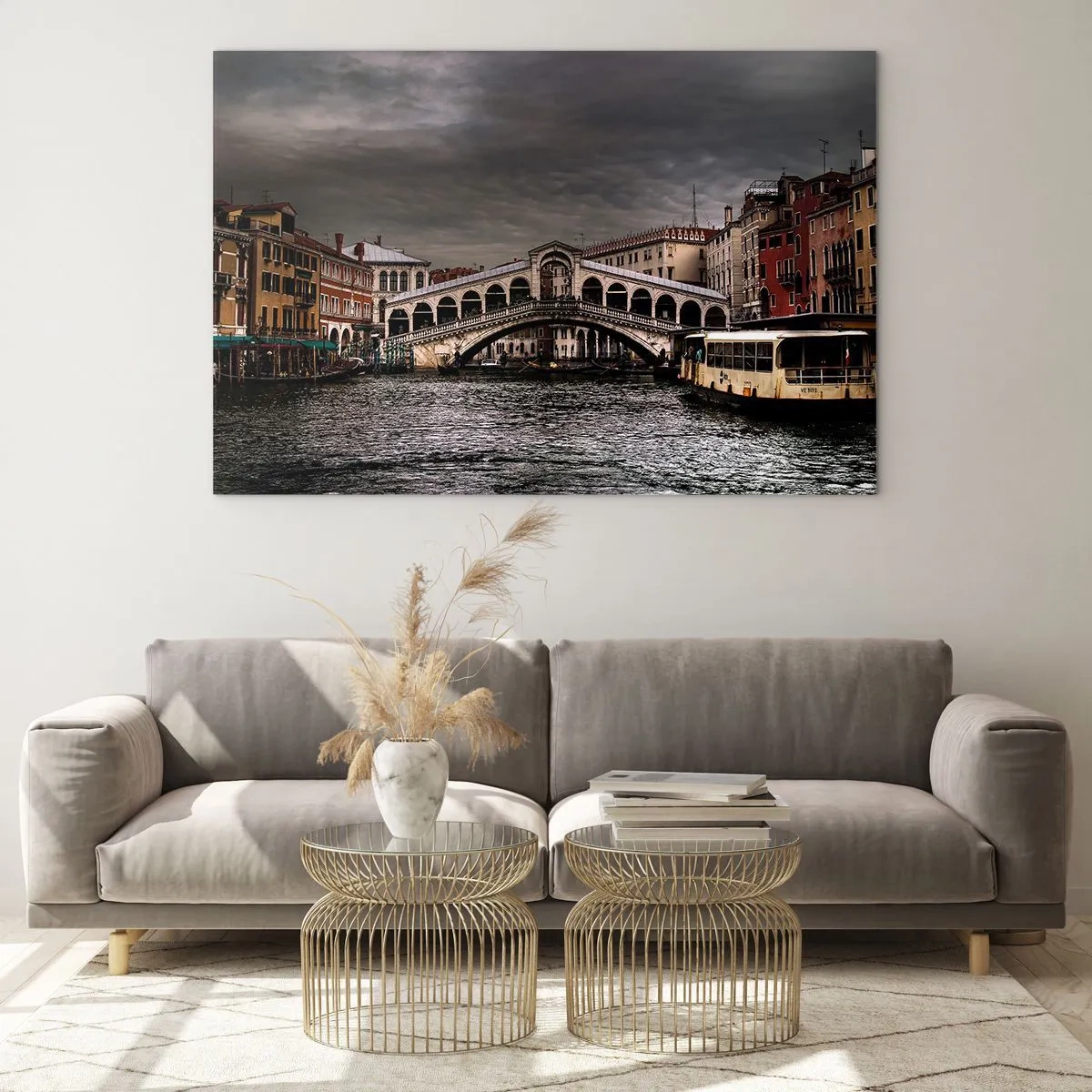 Glasbild - Bild auf glas - Die Rialtobrücke vor bewölktem Himmel - 70x50cm - Das Versprechen eines venezianischen Abends - Moderne Wanddekoration für Wohnzimmer und Schlafzimmer ARTTOR