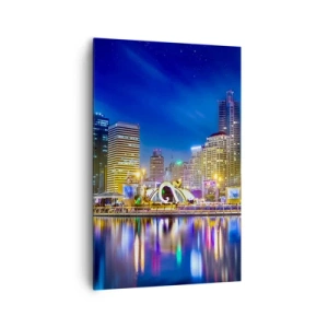 Bild auf Leinwand - Leinwandbild - Nachtpanorama der Stadt mit auf dem Wasser reflektierten Lichtern - 80x120cm - Metropolis bei Regenbogennacht - Moderne Wanddekoration für Wohnzimmer und Schlafzimmer ARTTOR