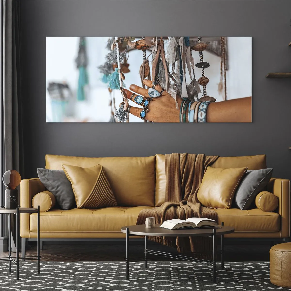 Glasbild - Bild auf glas - Eine mit Boho-Schmuck geschmückte Hand mit Dekorationen im Hintergrund - 120x50cm - Lokale Schätze - Moderne Wanddekoration für Wohnzimmer und Schlafzimmer ARTTOR