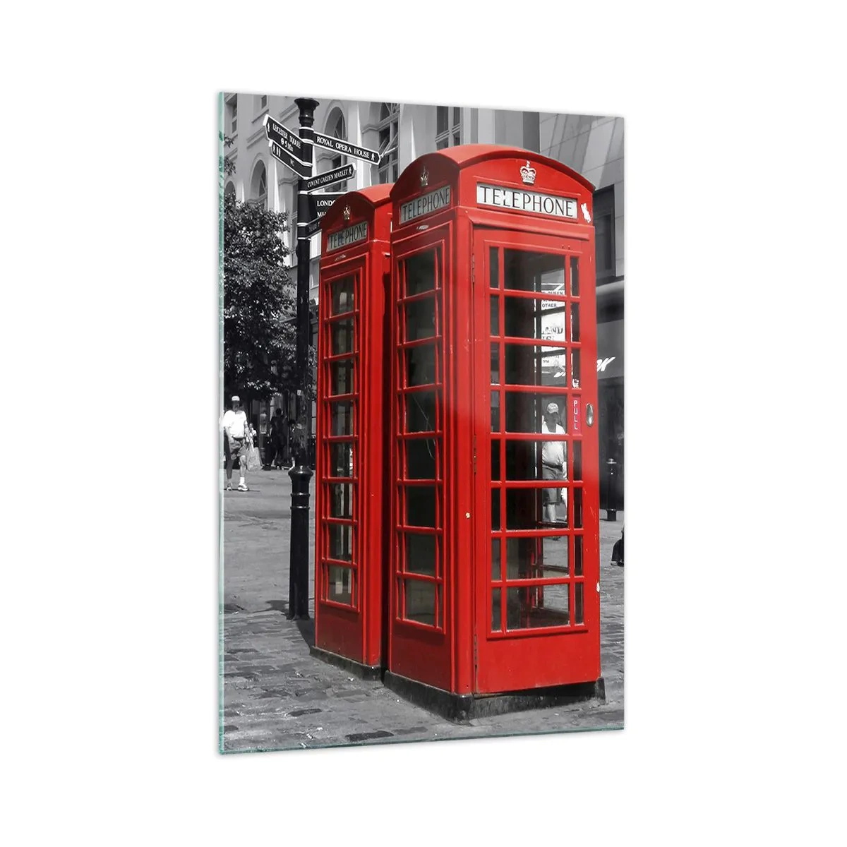 Glasbild - Bild auf glas - Rote Telefonzellen vor einer schwarz-weißen Stadtkulisse. - 70x100cm - Rote Telefonzellen - Moderne Wanddekoration für Wohnzimmer und Schlafzimmer ARTTOR