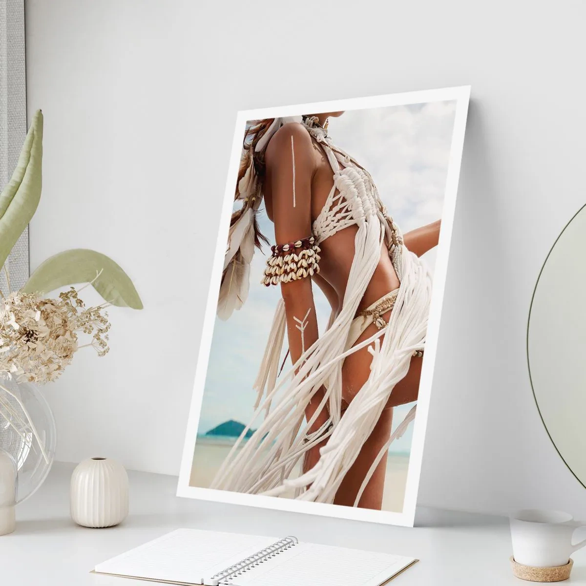 Poster - Frau im Ethno-Stil am Strand - 50x70cm - Eine Priesterin der Sonne - Moderne Wanddekoration für Wohnzimmer und Schlafzimmer ARTTOR