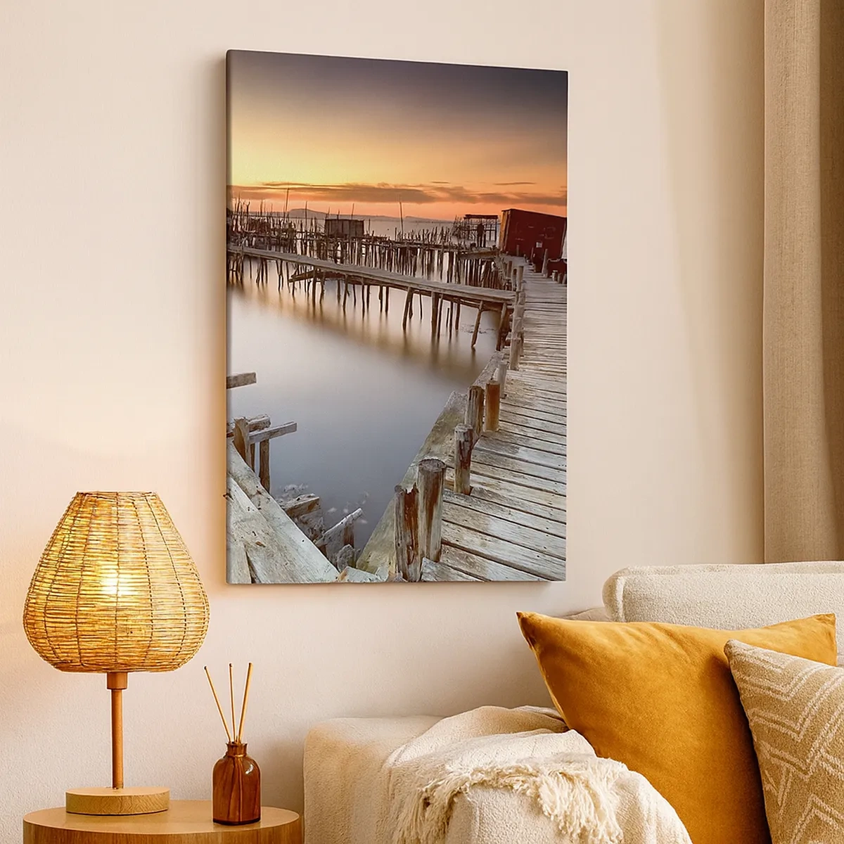 Bild auf Leinwand - Leinwandbild - Holzstege auf ruhigem Wasser bei Sonnenuntergang - 50x70cm - Authentisch, keine Touristenattrappe - Moderne Wanddekoration für Wohnzimmer und Schlafzimmer ARTTOR