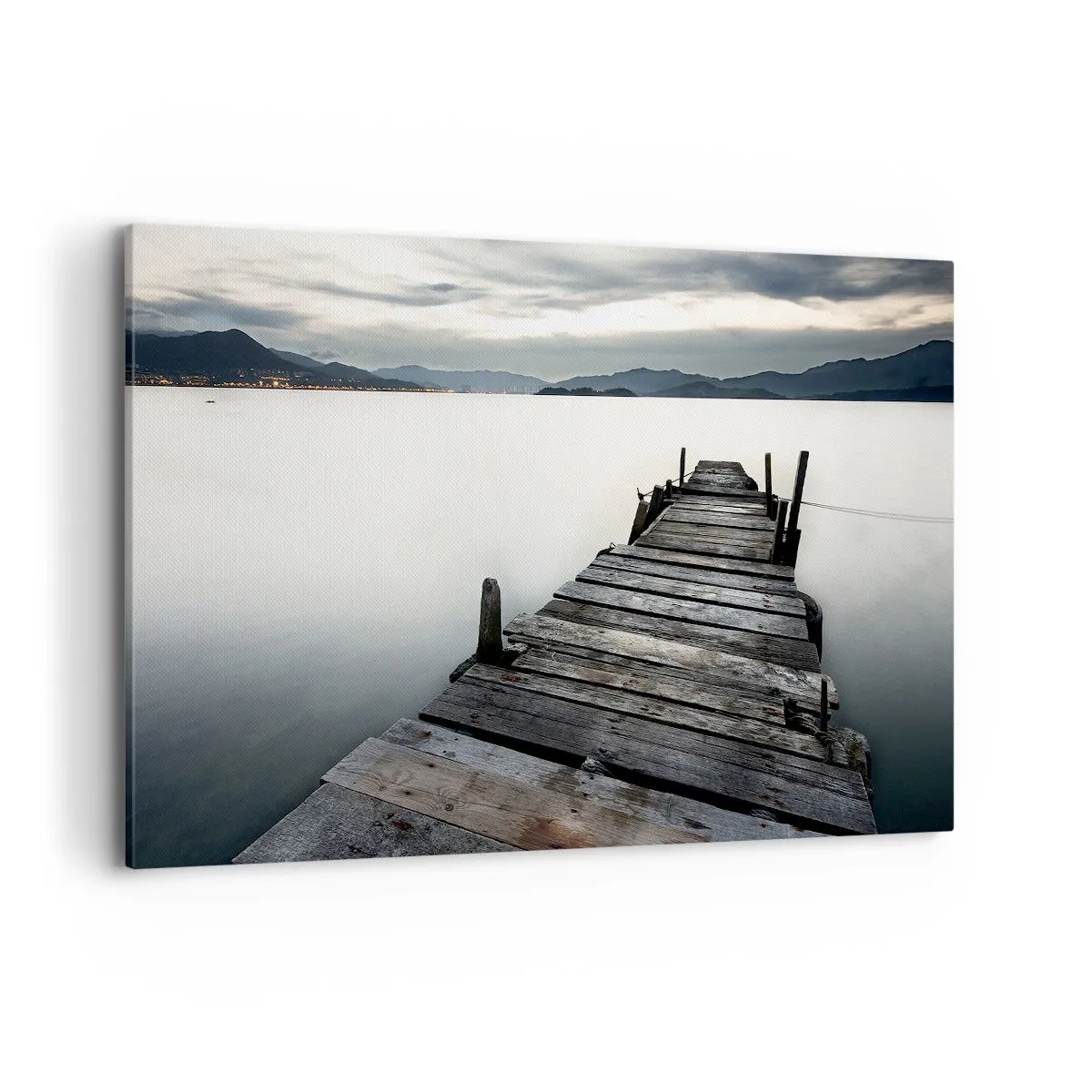 Bild auf Leinwand - Leinwandbild - Eine Holzbrücke, die zu einem ruhigen See führt - 120x80cm - Tauchen Sie ein in Ruhe - Moderne Wanddekoration für Wohnzimmer und Schlafzimmer ARTTOR