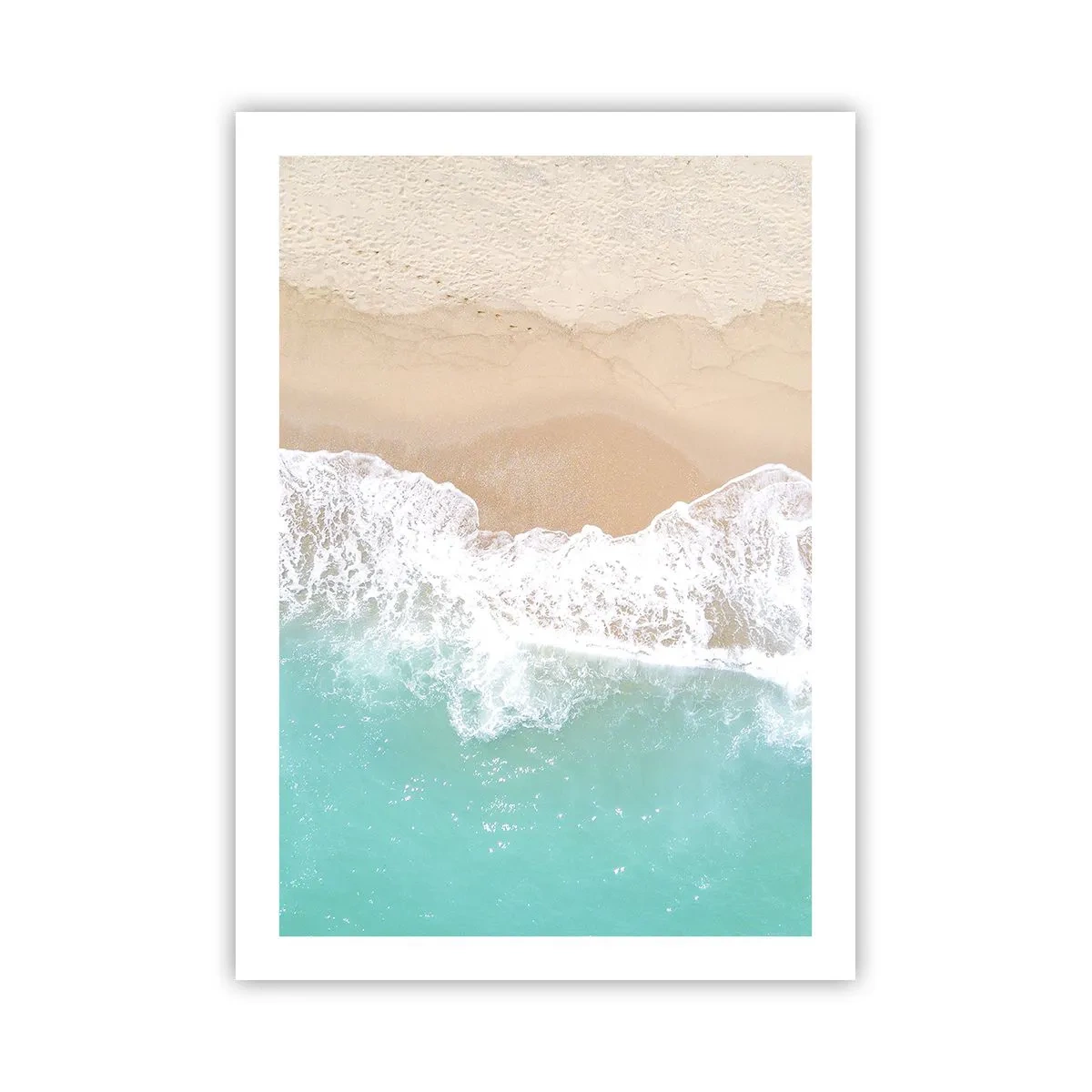 Poster - Ein Strand mit Blick auf die Meereswellen und goldenen Sand - 50x70cm - Eine streichelnde Berührung - Moderne Wanddekoration für Wohnzimmer und Schlafzimmer ARTTOR
