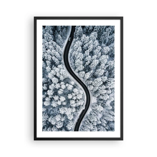 Poster in einem schwarzem Rahmen - Eine malerische Straße zwischen schneebedeckten Bäumen aus der Vogelperspektive - 50x70cm - Durch den Winterwald - Moderne Wanddekoration für Wohnzimmer und Schlafzimmer ARTTOR