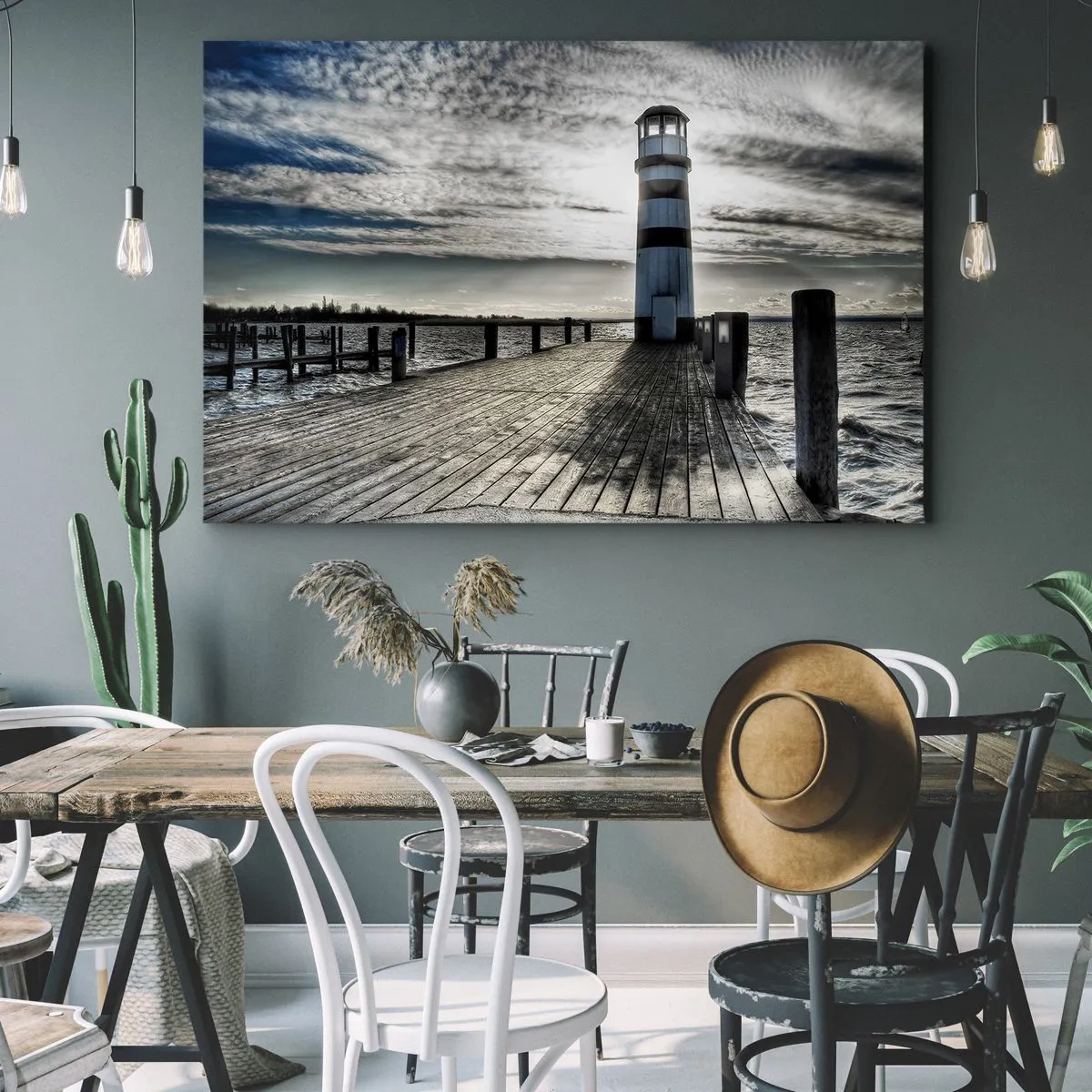 Bild auf Leinwand - Leinwandbild - Leuchtturm auf einem Holzsteg mit Blick auf das Meer. - 70x50cm - Matrosen, ich warte auf euch - Moderne Wanddekoration für Wohnzimmer und Schlafzimmer ARTTOR