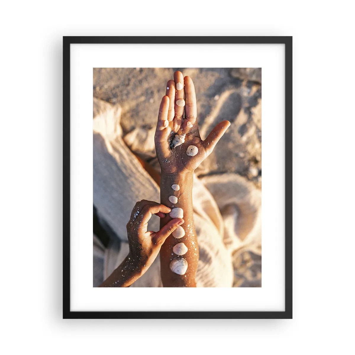 Poster in einem schwarzem Rahmen - Schönheit an Ihren Fingerspitzen - 40x50 cm