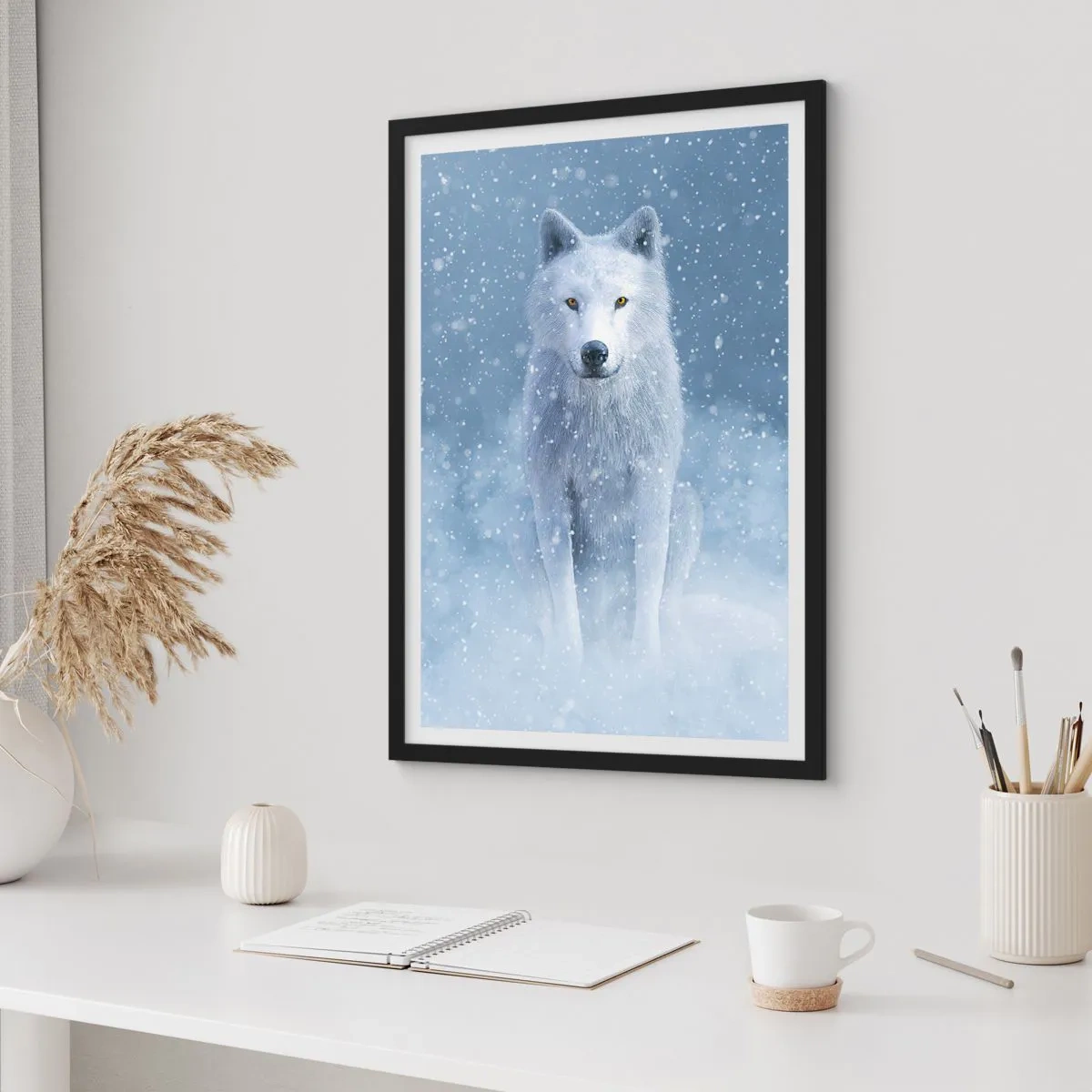 Poster in einem schwarzem Rahmen - Ein weißer Wolf in einer Winterlandschaft, umgeben von Schnee. - 50x70cm - In Winterstimmung - Moderne Wanddekoration für Wohnzimmer und Schlafzimmer ARTTOR