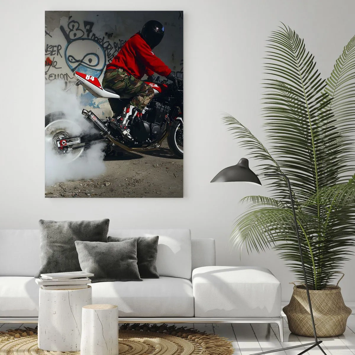Glasbild - Bild auf glas - Motorradfahrer im Einsatz in einem Industriegebiet - 50x70cm - Verfolge mich! - Moderne Wanddekoration für Wohnzimmer und Schlafzimmer ARTTOR
