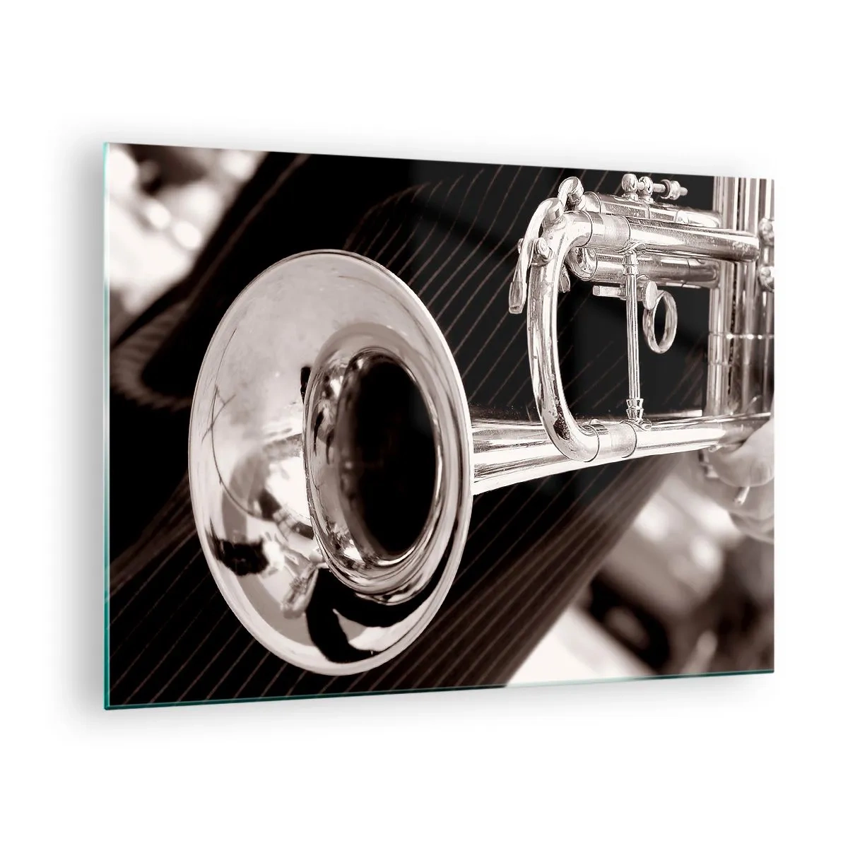 Glasbild - Bild auf glas - Silberne Trompete auf einem Sepia-gestreiften Hintergrund - 70x50cm - Eine musikalische Reise in die 1930er Jahre - Moderne Wanddekoration für Wohnzimmer und Schlafzimmer ARTTOR