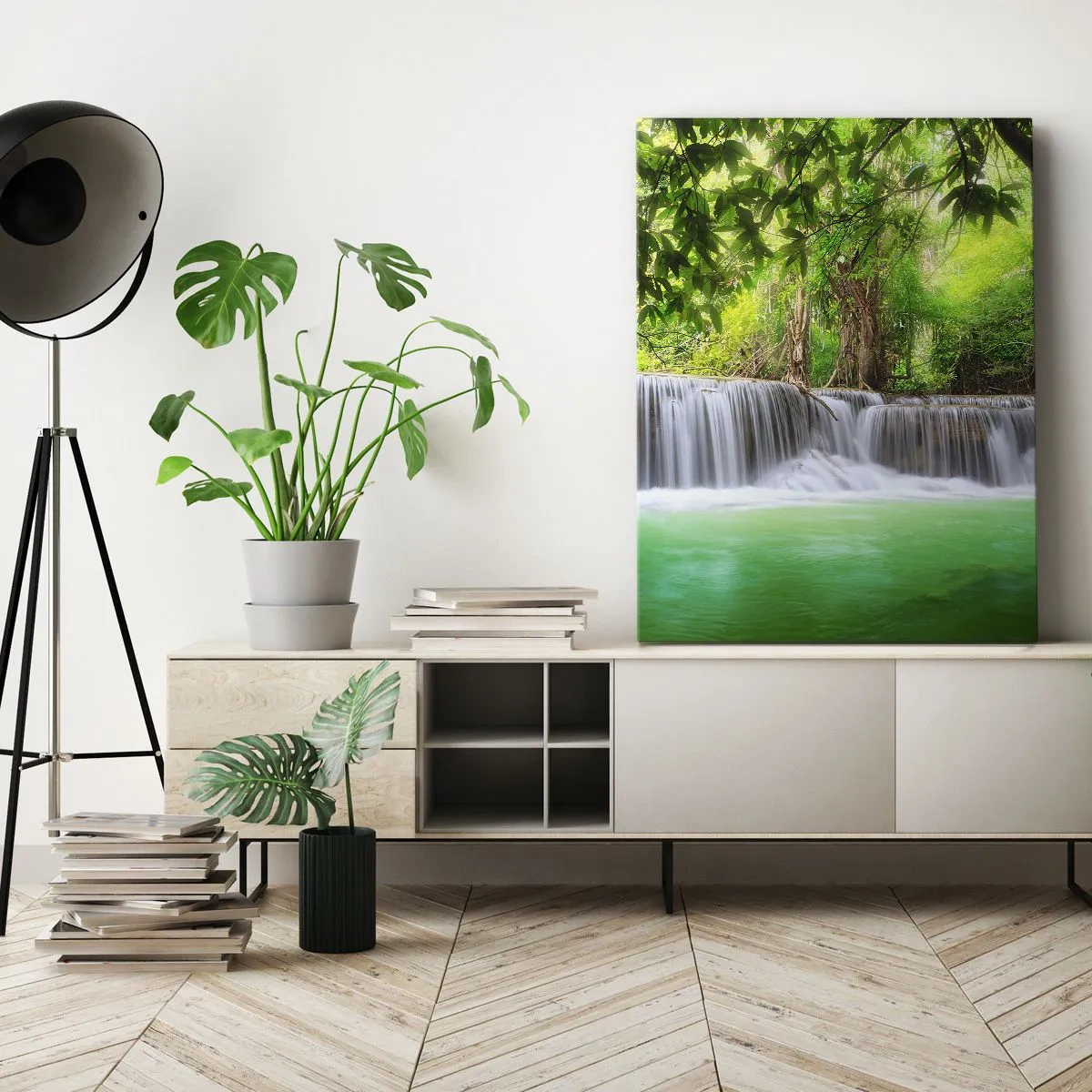 Bild auf Leinwand - Leinwandbild - Ein grüner Wasserfall, umgeben von dichter tropischer Vegetation - 70x100cm - Eine Kaskade in Grün - Moderne Wanddekoration für Wohnzimmer und Schlafzimmer ARTTOR