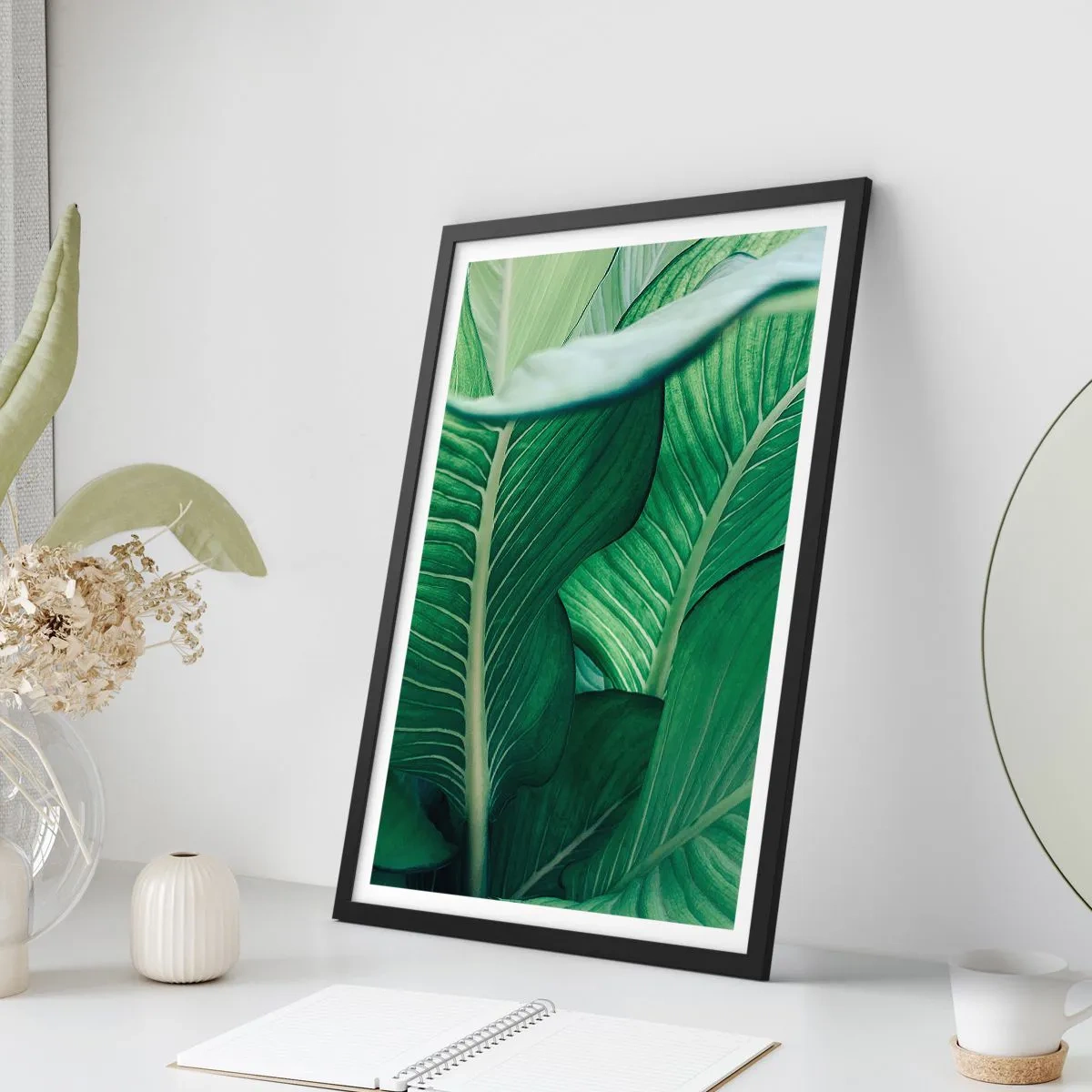 Poster in einem schwarzem Rahmen - Nahaufnahme der grünen Blätter einer Pflanze - 50x70cm - Intensiv grünes Leben - Moderne Wanddekoration für Wohnzimmer und Schlafzimmer ARTTOR