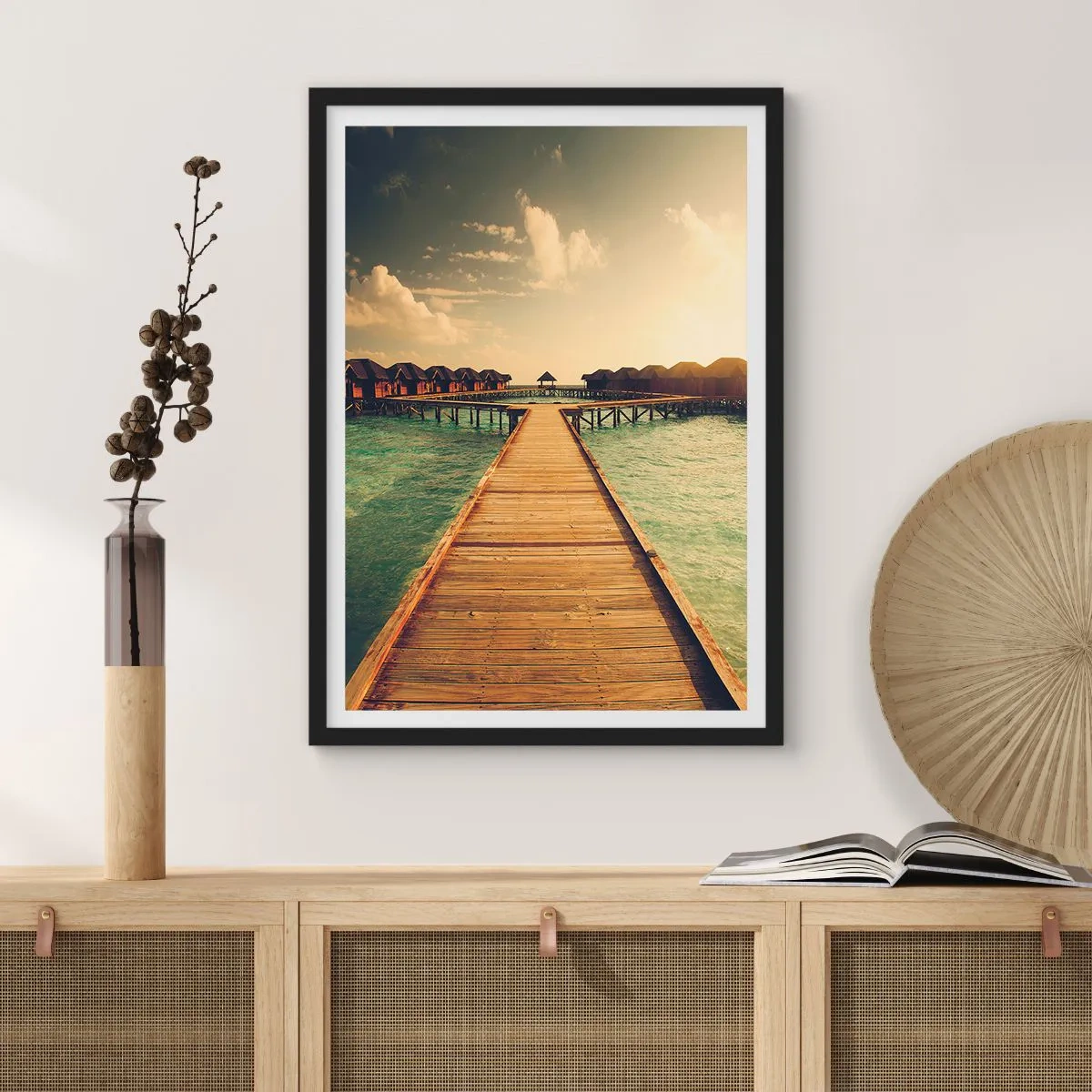 Poster in einem schwarzem Rahmen - Holzsteg, der bei Sonnenuntergang zu den Wasserhäusern führt - 50x70cm - Eine herzliche Einladung - Moderne Wanddekoration für Wohnzimmer und Schlafzimmer ARTTOR