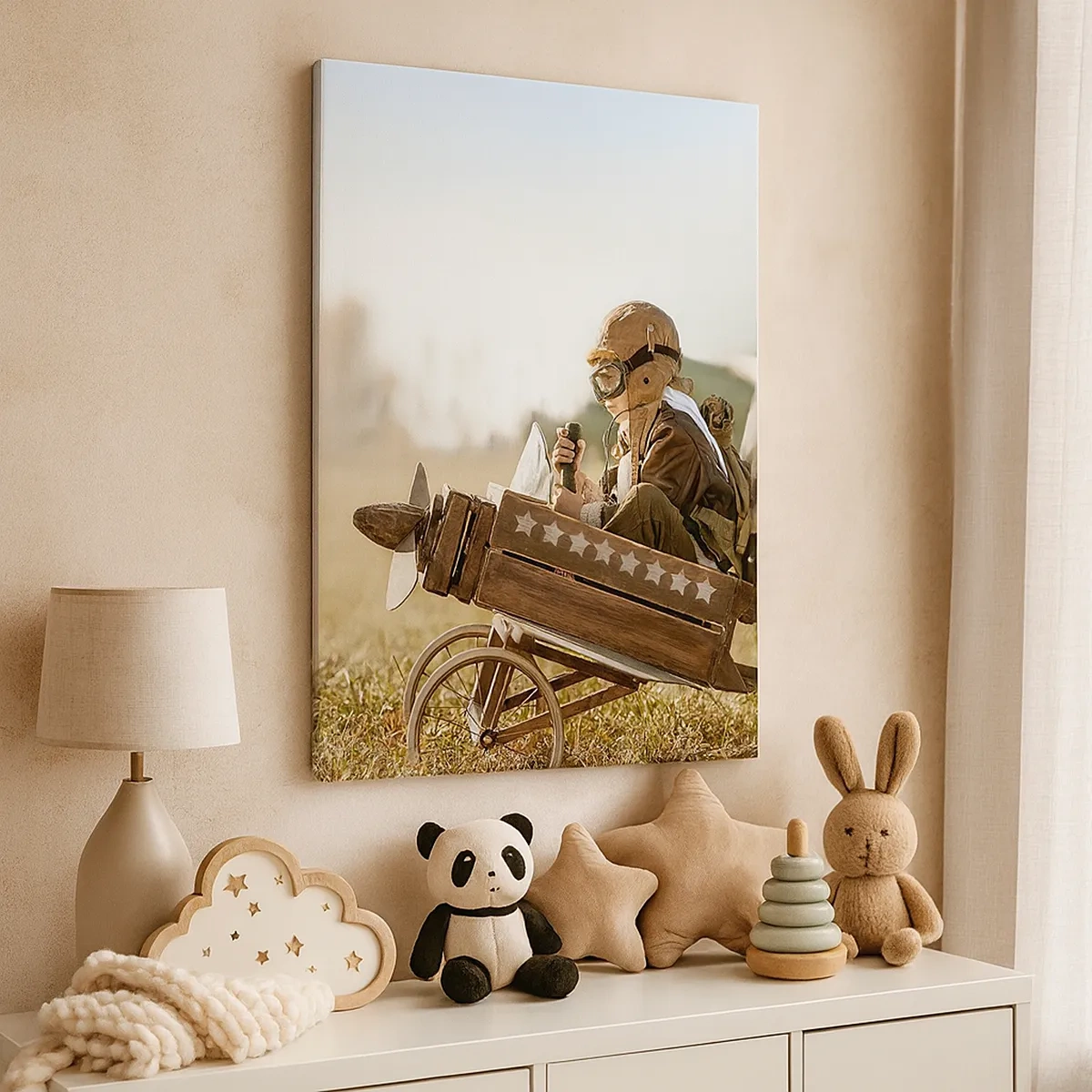 Bild auf Leinwand - Leinwandbild - Ein Kind in einem Spielzeugflugzeug mit einem Feld im Hintergrund - 50x70cm - Start in Richtung eines Traums - Moderne Wanddekoration für Wohnzimmer und Schlafzimmer ARTTOR