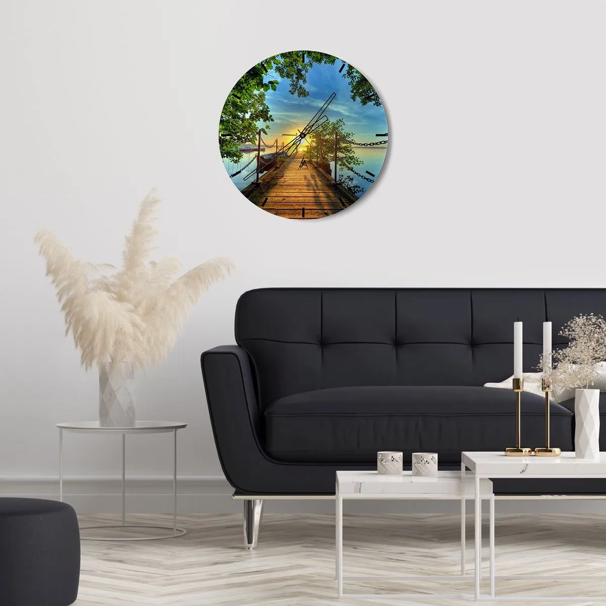 Wanduhr - Glasuhr - Ein Pier am Seeufer bei Sonnenuntergang, umgeben von Grün - 30x30cm - Westen auf dem Wasser - Moderne Wanddekoration für Wohnzimmer, Küche und Schlafzimmer ARTTOR