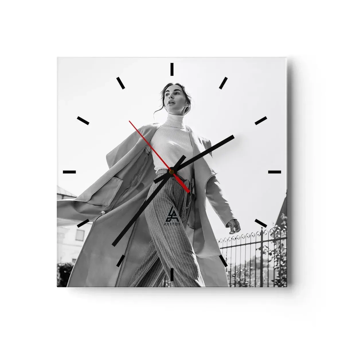 Wanduhr - Glasuhr - Stilvolle Frau im Mantel vor schwarz-weißem Architekturhintergrund - 30x30cm - Gehst du mit mir? - Moderne Wanddekoration für Wohnzimmer und Schlafzimmer ARTTOR