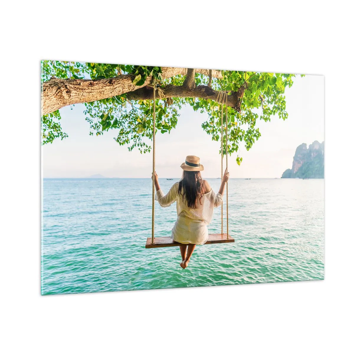 Glasbild - Bild auf glas - Frau auf einer Schaukel am Meer in tropischer Umgebung - 100x70cm - Das Leben ist wunderschön - Moderne Wanddekoration für Wohnzimmer und Schlafzimmer ARTTOR