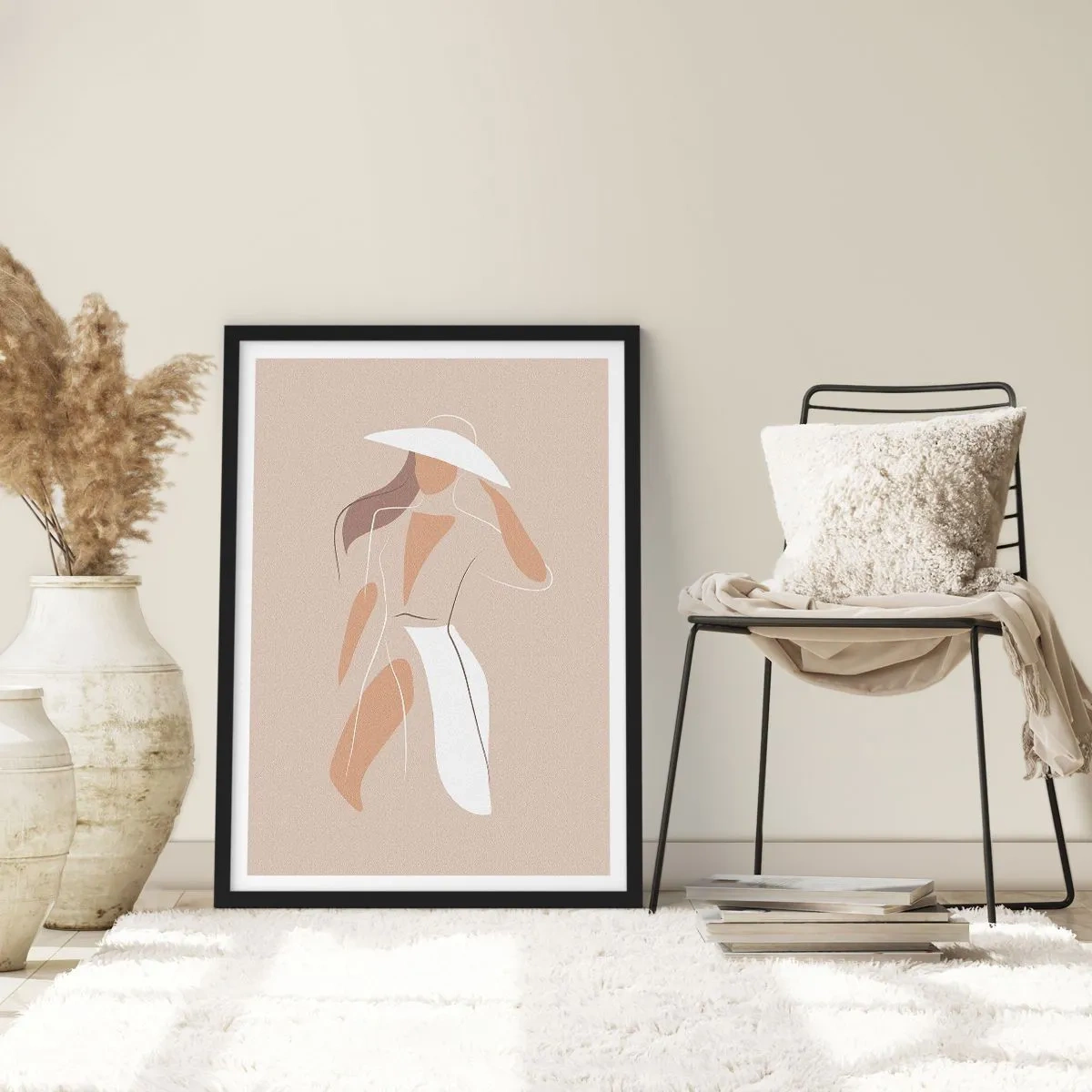 Poster in einem schwarzem Rahmen - Eine minimalistische Silhouette einer Frau mit Hut auf beigem Hintergrund. - 50x70cm - Mode macht Spaß - Moderne Wanddekoration für Wohnzimmer und Schlafzimmer ARTTOR