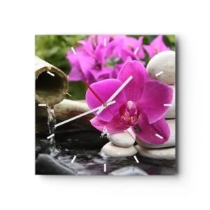 Wanduhr - Glasuhr - Lila Orchidee, Steine und Bambus mit Wasser in einer entspannenden Umgebung - 30x30cm - Du ruhst dich schon aus - Moderne Wanddekoration für Wohnzimmer und Schlafzimmer ARTTOR