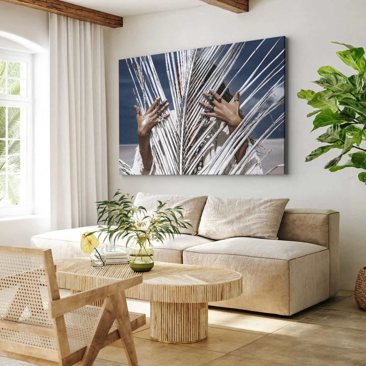 Bild auf Leinwand - Leinwandbild - Eine Frau, versteckt hinter Palmblättern, mit Ringen an den Händen. - 70x50cm - Das Mädchen des Schamanen? - Moderne Wanddekoration für Wohnzimmer und Schlafzimmer ARTTOR