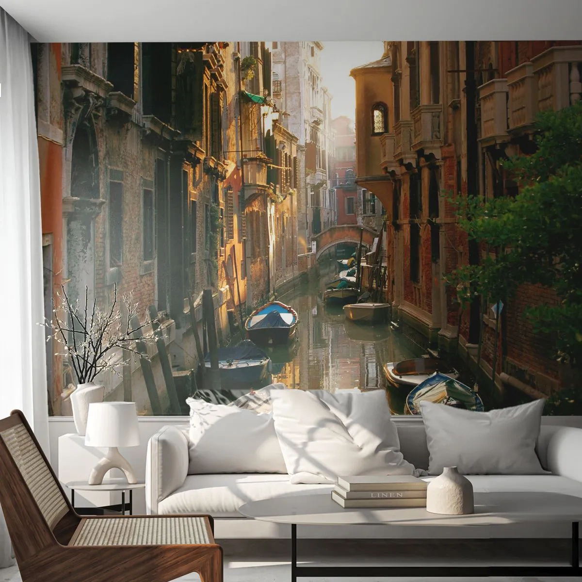 Fototapete Premium Sand - Ein schmaler Kanal in Venedig mit Booten und historischen Gebäuden - 100x70cm - In einer venezianischen Gasse - Moderne Wanddekoration für Wohnzimmer und Schlafzimmer ARTTOR