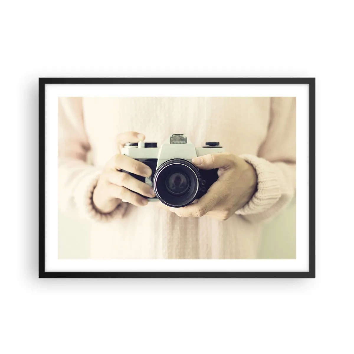 Poster in einem schwarzem Rahmen - Retro-Kamera in den Händen vor hellem Hintergrund gehalten - 70x50cm - Um mehr zu sehen ... - Moderne Wanddekoration für Wohnzimmer und Schlafzimmer ARTTOR