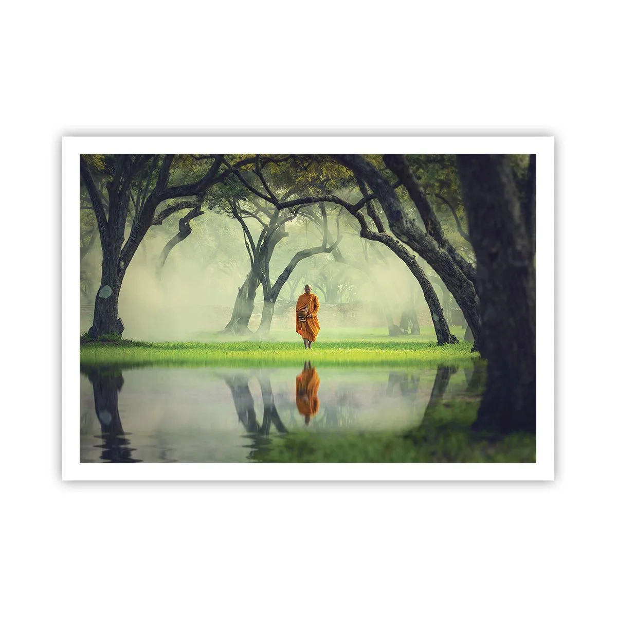 Poster - Ein Mönch in einer orangefarbenen Robe in einem Wald mit nebligem Hintergrund und Spiegelung im Wasser. - 100x70cm - Auf dem Weg zur Erleuchtung - Moderne Wanddekoration für Wohnzimmer und Schlafzimmer ARTTOR