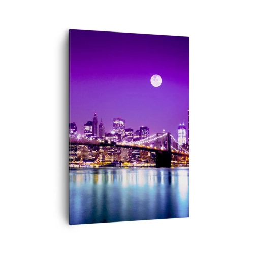 Bild auf Leinwand - Leinwandbild - Brooklyn Bridge bei Nacht mit beleuchteter Stadt und Vollmond - 70x100cm - Die Lichter der Großstadt in Lila - Moderne Wanddekoration für Wohnzimmer und Schlafzimmer ARTTOR